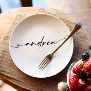 Egyedi névvel ellátott porcelán tányér – személyes, elegáns ajándék