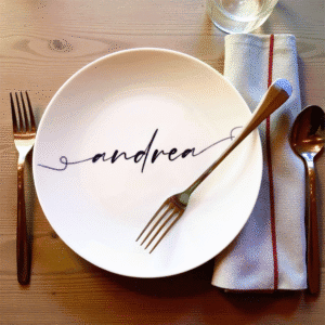 Egyedi névvel ellátott porcelán tányér – személyes, elegáns ajándék